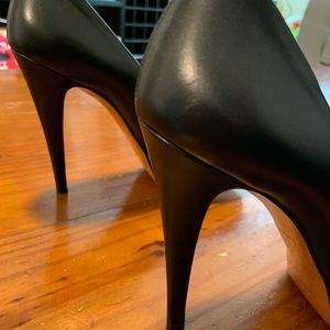 Black Gucci heels Brand new. Size 38 1/2